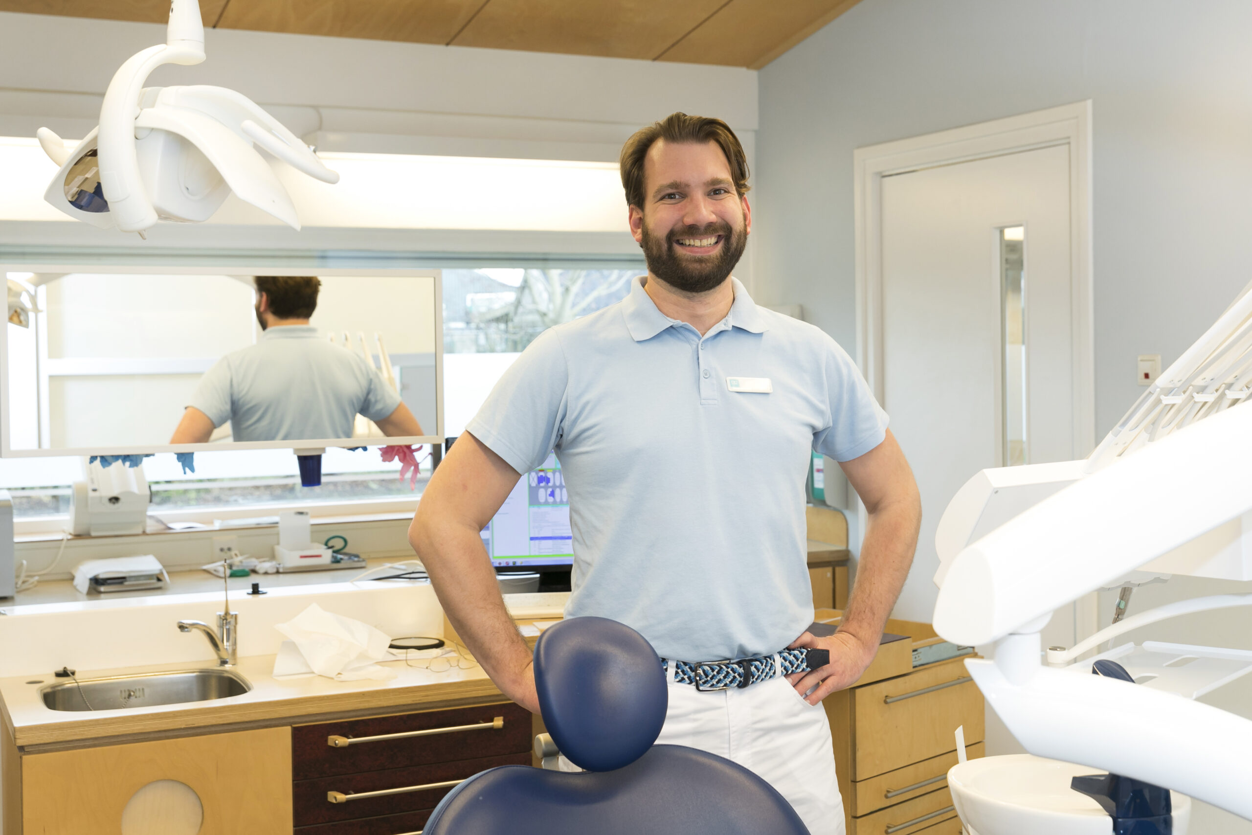 Werken bij Dental Clinics - Close-up van lachende tandarts Jochem aan de stoel bij Dental Clinics Zuidhorn