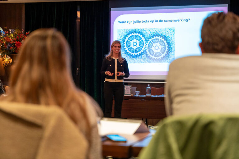 Mondhygiënist en adviseur kwaliteit en veiligheid Lauret geeft een training aan collega's uit de praktijk