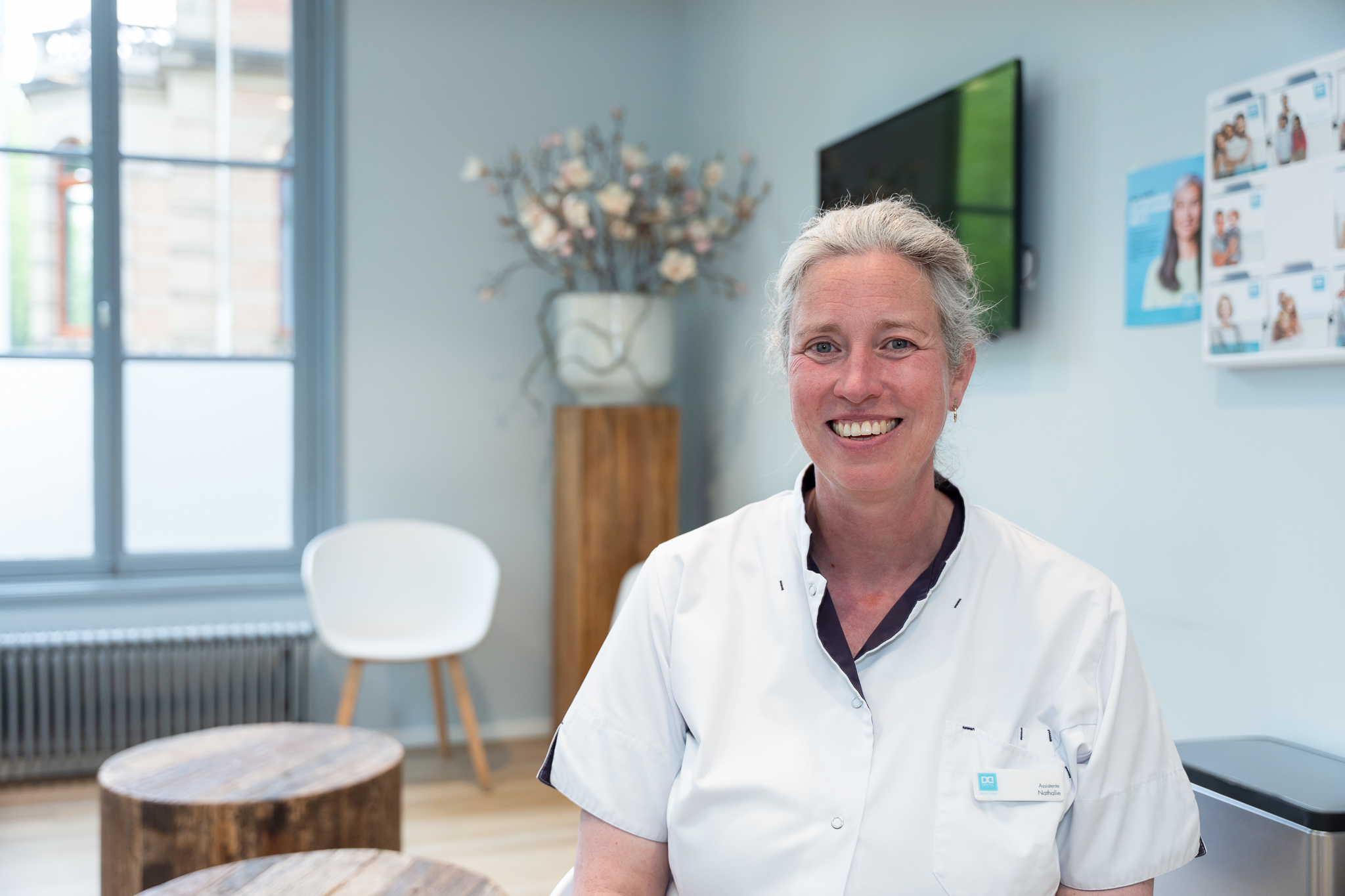 Werken bij Dental Clinics - Portrtetfoto van lachende tandartsassistent Nathalie bij Dental Clinics Utrecht Maliebaan