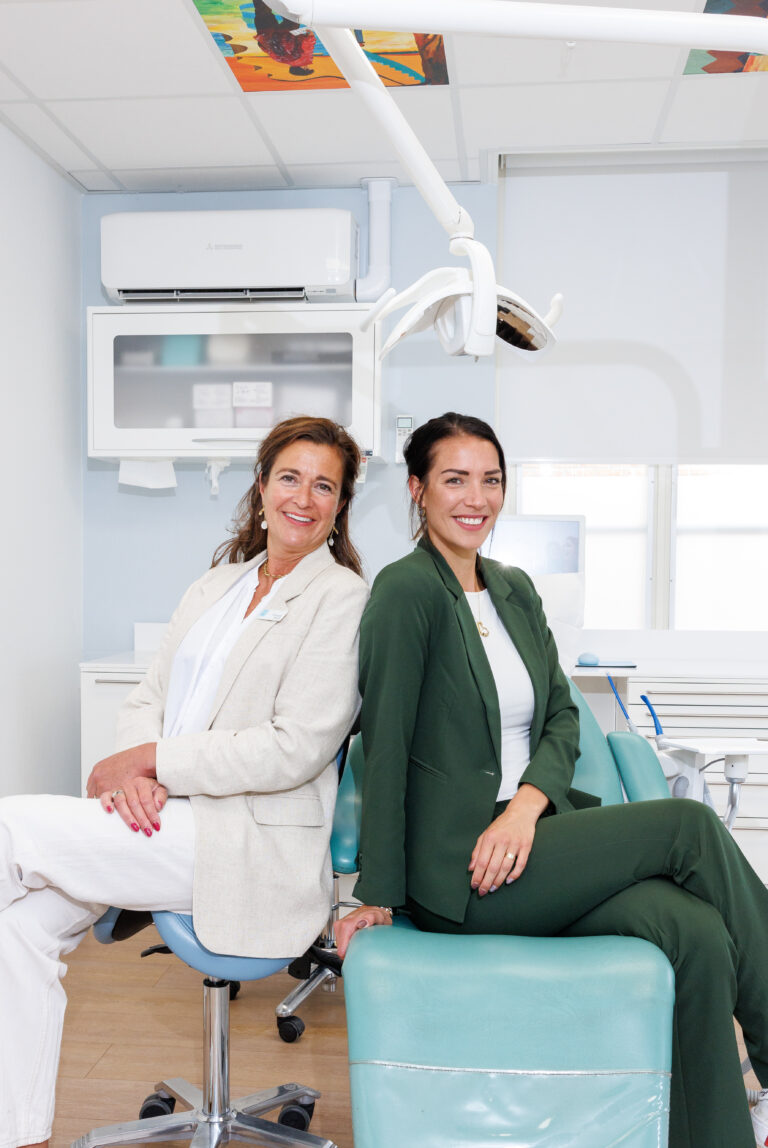 Twee dames met de ruggen tegen elkaar in een behandelkamer
